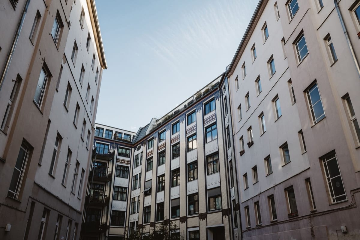 Innenhof eines Mietwohnhauses – Anlageimmobilie verkaufen