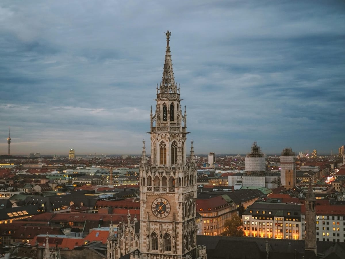 Münchner Rathaus in der Abenddämmerung